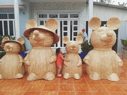 Về đất sen hồng ngắm gia đình chuột khổng lồ đáng yêu bằng lục bình