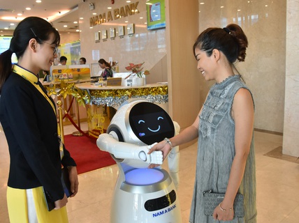 Sếp ngân hàng kể chuyện đưa robot vào "tiếp khách"
