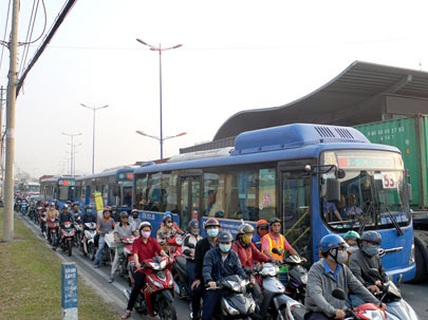 Phải tính lại cách điều hành xe buýt (*): Những việc làm sống còn