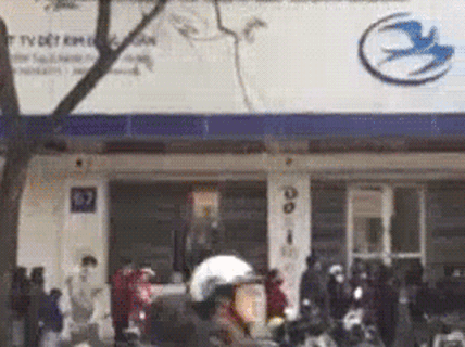 CLIP: Rồng rắn xếp hàng mua khẩu trang 7.000 đồng/chiếc chống dịch Covid-19