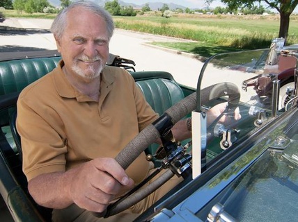 Nhà văn, nhà thám hiểm biển Clive Cussler qua đời