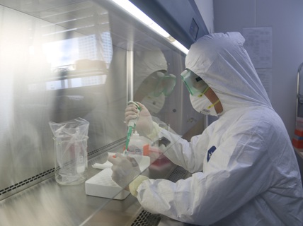 NHỮNG NGƯỜI "ĐUA" VỚI COVID-19: Nín thở chờ xét nghiệm