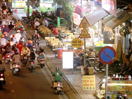 VIDEO: Vỉa hè tại TP HCM đang bị tái chiếm đến mức khó tin