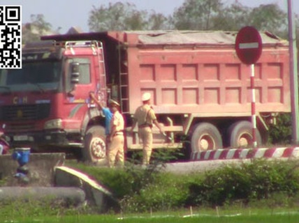 "Xe quá tải ung dung vượt chốt", im lặng vậy kỳ lắm!