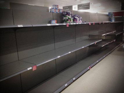 Covid-19: Bị cướp giấy vệ sinh ở Anh, khóc ròng vì "ôm" 17.700 chai thuốc khử trùng ở Mỹ