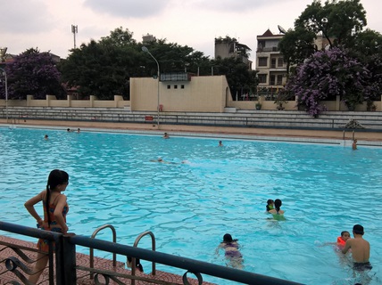 Tắm hồ bơi có bị lây nhiễm virus corona?