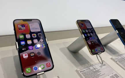 iPhone 13 khan hàng, nhiều người có tiền cũng chưa mua được