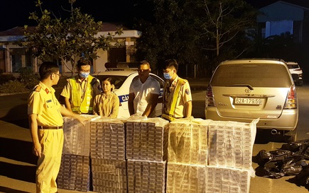 CLIP: Bắt quả tang tài xế dùng ôtô chở cán bộ đi học để làm bậy