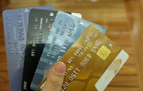 Hàng chục loại phí ngân hàng trên vai chủ thẻ
