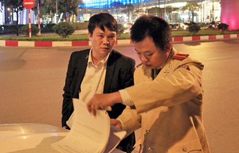 Đầy mùi rượu gây tai nạn, rút thẻ chuyên viên Bộ Nội vụ với CSGT