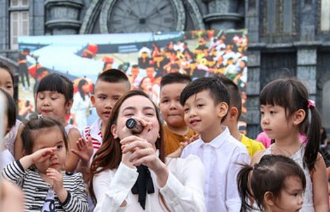 Hồ Ngọc Hà, Tuấn Hưng cùng khoe con trai trên sân khấu