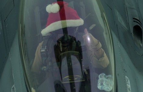 Phi công Mỹ đội nón ông già Noel không kích IS