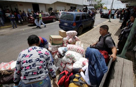 Dân Venezuela "đua" sang Brazil mua nhu yếu phẩm