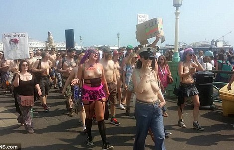 Hàng trăm người "thả rông" vòng một trên bãi biển Anh