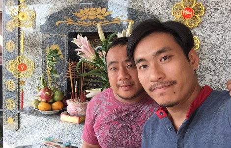 Nghệ sĩ Hiếu Hiền xúc động trong ngày giỗ mẹ