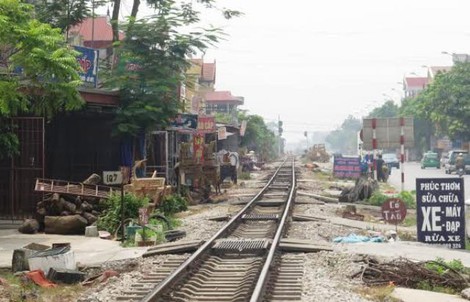 Băng qua đường sắt đón khách, xe ôm bị tàu hỏa tông tử vong