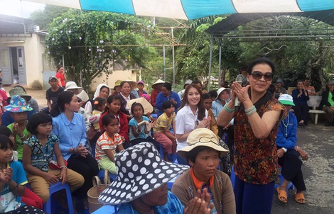 Á hậu Thuý Hằng cùng Khánh Ly hòa mình với bệnh nhân phong