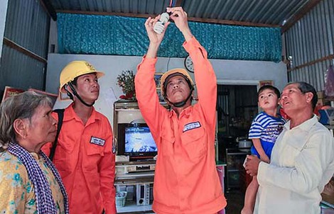 Hàng trăm ngàn hộ dân Khmer được cấp điện
