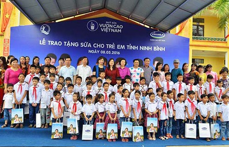 Vinamilk tặng sữa cho trẻ em tại Ninh Bình