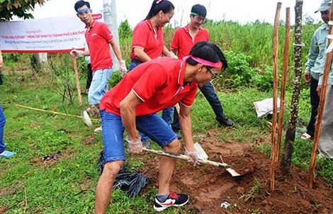 Dai-ichi Life Việt Nam trồng cây xanh và hỗ trợ quỹ tiếp sức