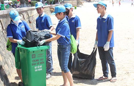 Cán bộ, nhân viên GM Việt Nam làm sạch bãi biển