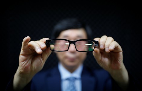 Xông vào đám cưới “săn” quan tham