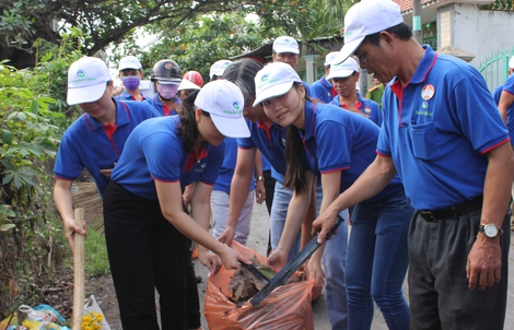 Bình Chánh ra quân làm sạch môi trường