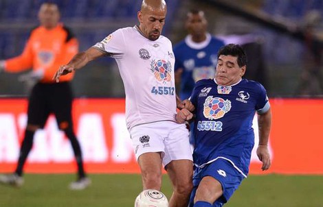 Maradona mắng Veron ngu ngốc trong trận đấu “vì hòa bình”