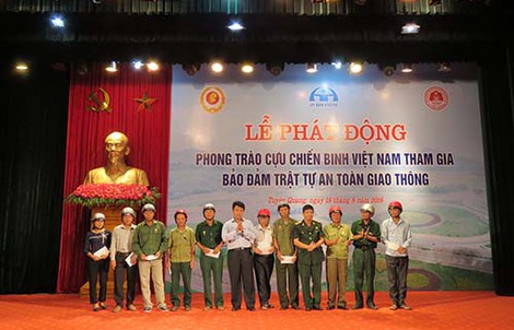 HVN tiếp tục trao tặng mũ bảo hiểm tại Tuyên Quang