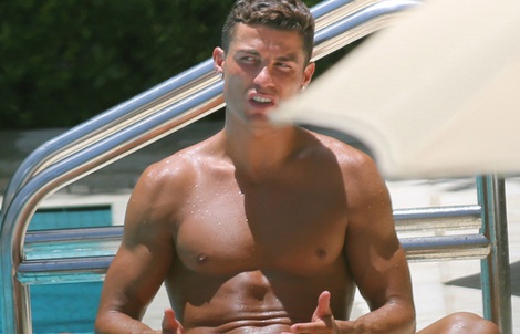 Ronaldo điệu đà sơn móng chân đi nghỉ mát