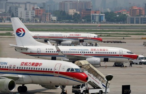 Máy bay Trung Quốc cất cánh sượt đầu máy bay khác