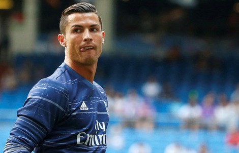 Ronaldo khiến Xavi ê mặt