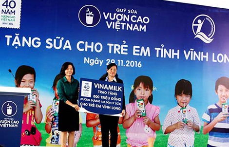 Vinamilk tặng gần 130.000 ly sữa cho trẻ em Vĩnh Long