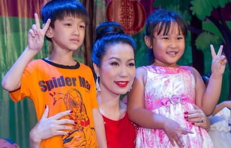 Xúc động với dàn sao đội mưa "cháy" với trẻ em nghèo