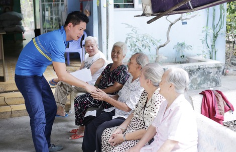 Bình Minh tặng quà Tết cho nghệ sĩ lão thành