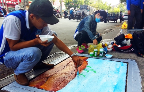 Nắp cống đẹp như tranh làm người dân hào hứng