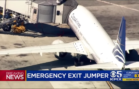Mỹ: Mở cửa thoát hiểm, thiếu niên nhảy khỏi máy bay