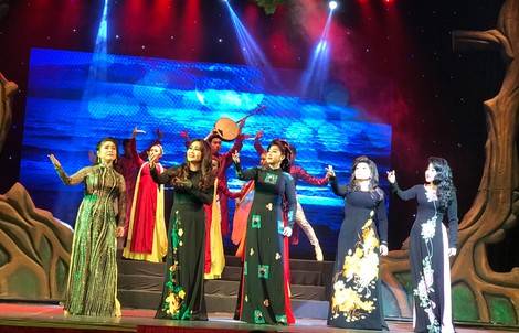 Cải lương sáng đèn leo lắt