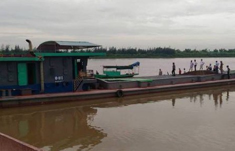 Tai nạn hi hữu trên sông Hồng, 2 vợ chồng thương vong