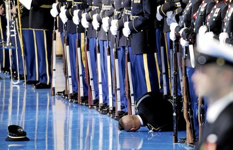 Lính Mỹ ngất xỉu trong lễ chia tay ông Obama