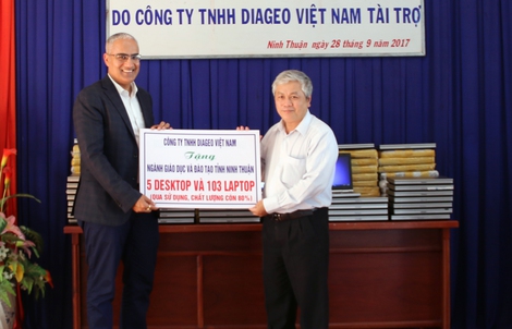 Diageo Việt Nam tặng hơn 100 máy tính cho học sinh nghèo Ninh Thuận