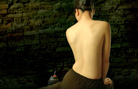Ngắm ảnh lưng trần áo yếm của Dzũng Art
