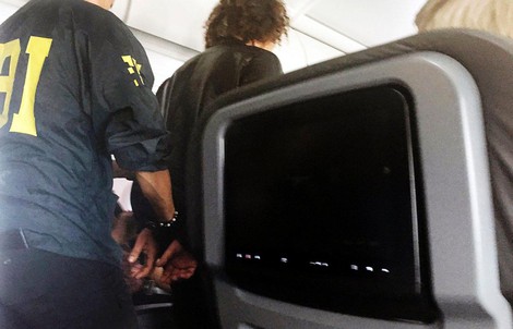 Gây rối trên máy bay, hành khách bị dán chặt trên ghế