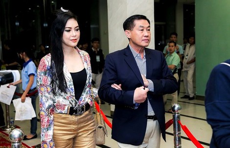 Bố mẹ chồng Hà Tăng chi 81 tỷ thâu tóm cổ phiếu hàng không