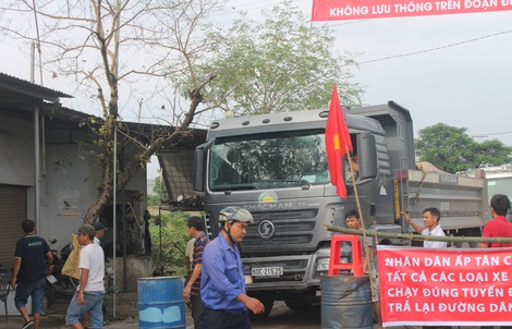 Người dân Đồng Nai chặn xe ben phá đường