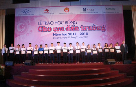 Trao tặng 400 suất học bổng cho học sinh Đồng Nai