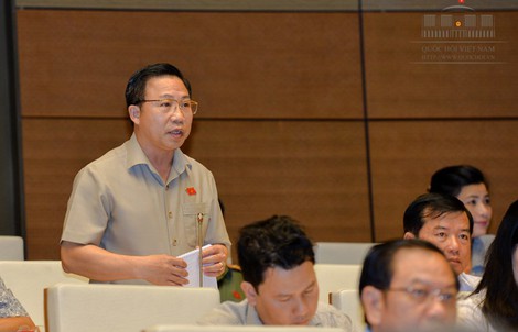 Đại biểu Lưu Bình Nhưỡng tranh luận với Tổng Thanh tra Chính phủ