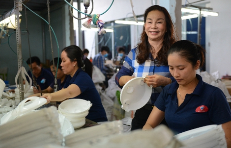 Cô bé bán chanh thành "bà trùm" nồi cơm điện