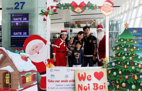 Ngạc nhiên  với không khí Giáng sinh ở sân bay Nội Bài