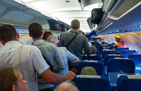 Tại sao hành khách phải đợi lâu trước khi rời máy bay?